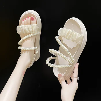 Čevlji Med Copate Ravno Luksuzni Strani Platforme Niz Noge Slipers Ženske Oblikovalec 2023 Gume PU Škandali Osnovne Čevlji Ženska 2023